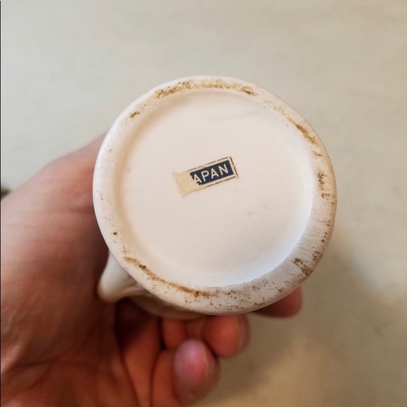 Vintage bouquet of ceramic flowers in a classical ceramic planter. - Picture 10 of 10